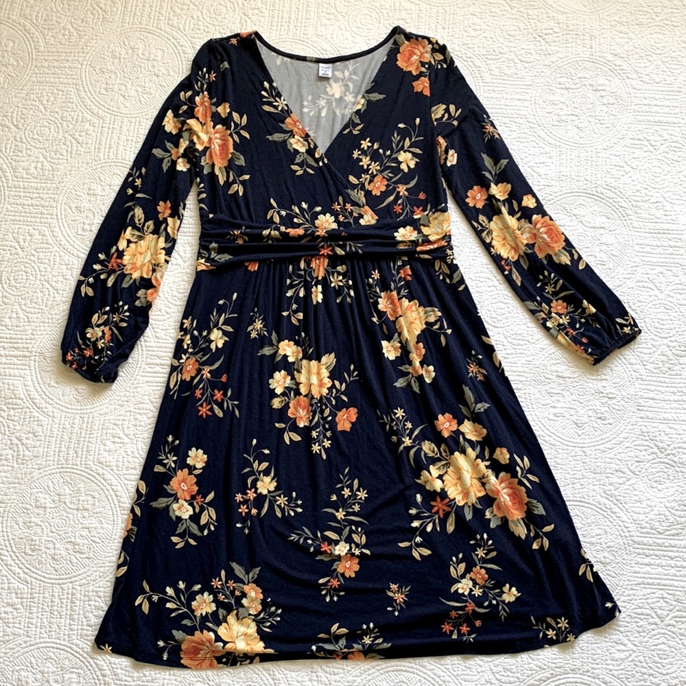 Old Navy Maternity/Nursing friendly wrap dress Size M